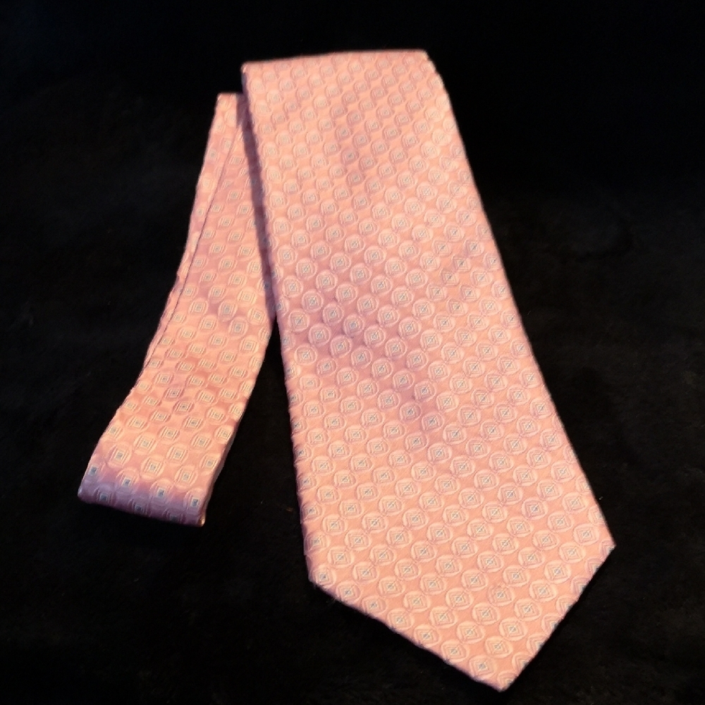 Izod 100% Silk Men's Tie Like-new Never-used Condition Pink with Blue Geometric